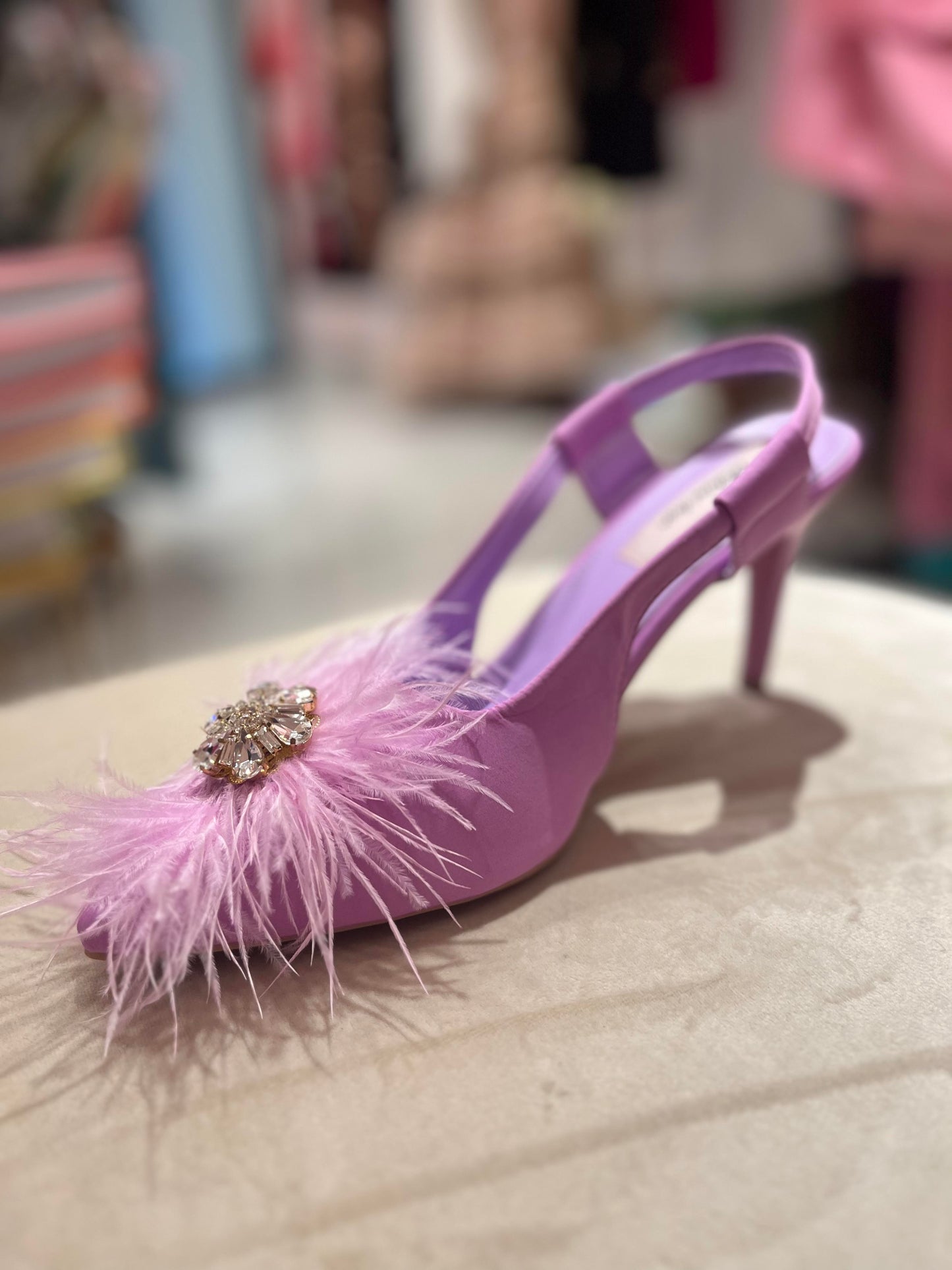 LILA FEATHER PUMP