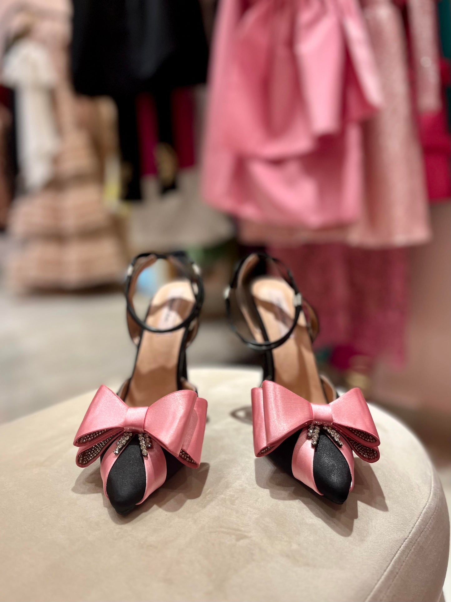 BLACK AND PINK BOW SATIN PUMP