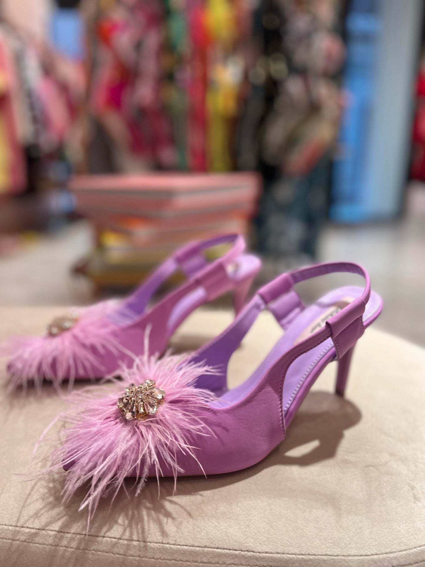 LILA FEATHER PUMP