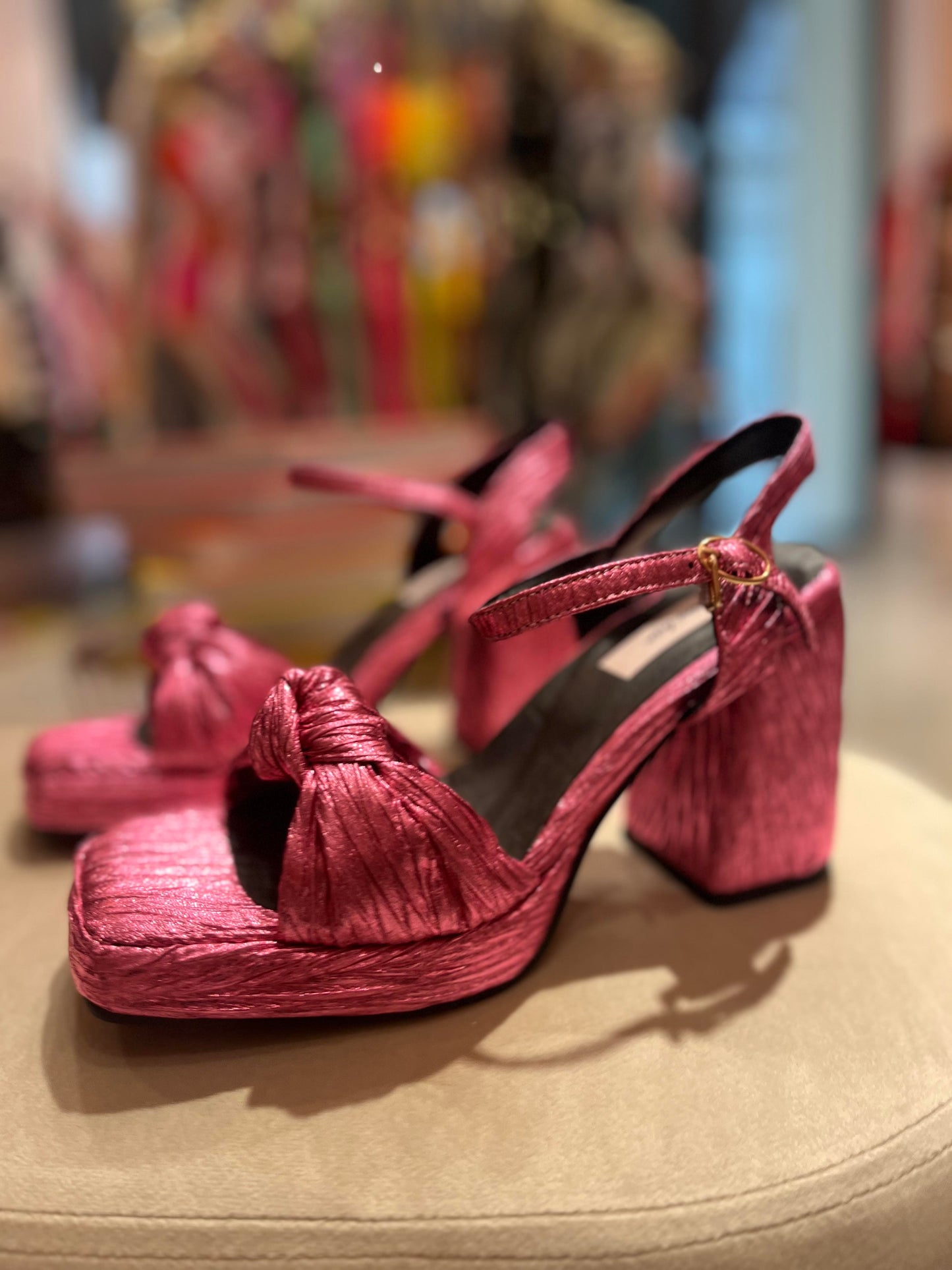 METALLIC PINK TWISTED BOW SANDALS