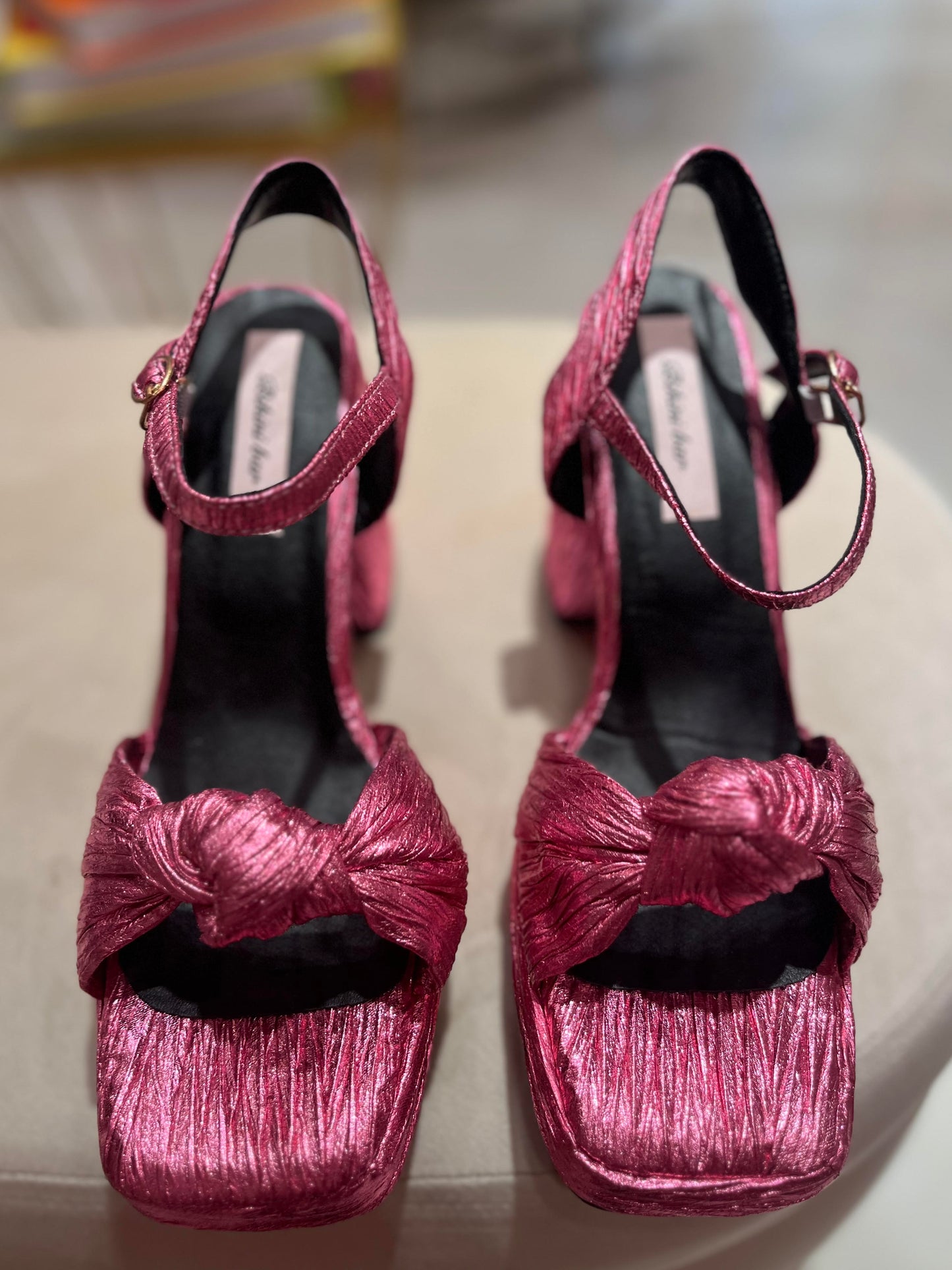 METALLIC PINK TWISTED BOW SANDALS