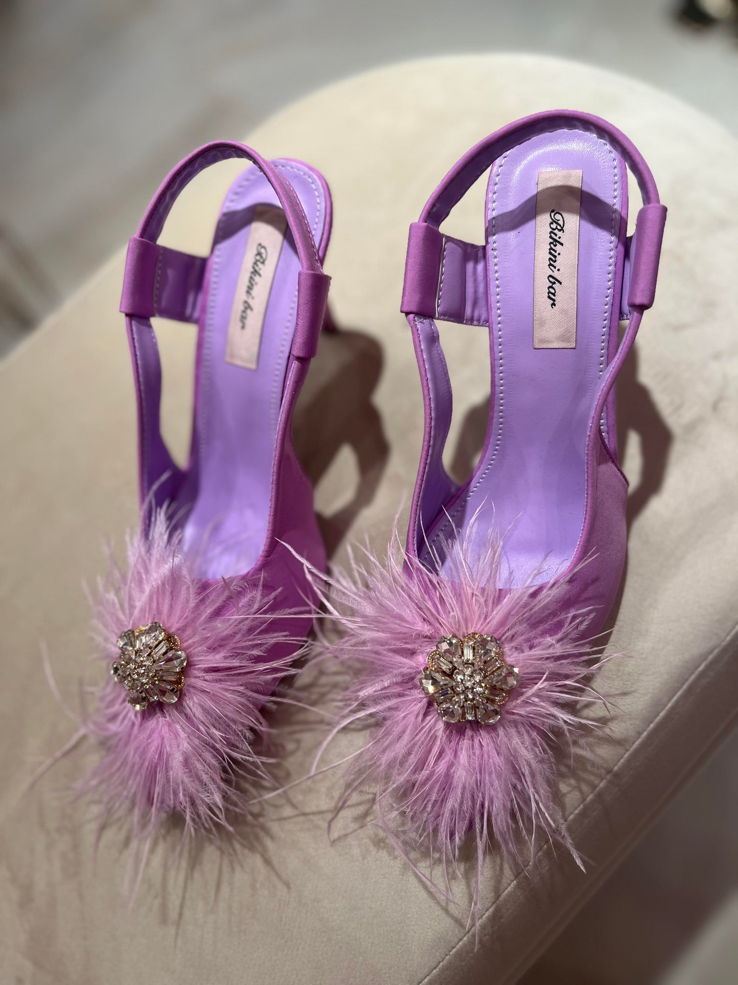 LILA FEATHER PUMP