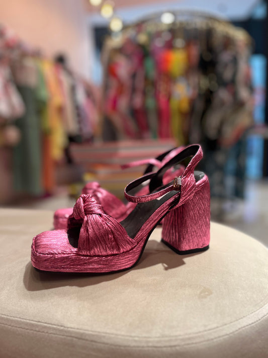 METALLIC PINK TWISTED BOW SANDALS
