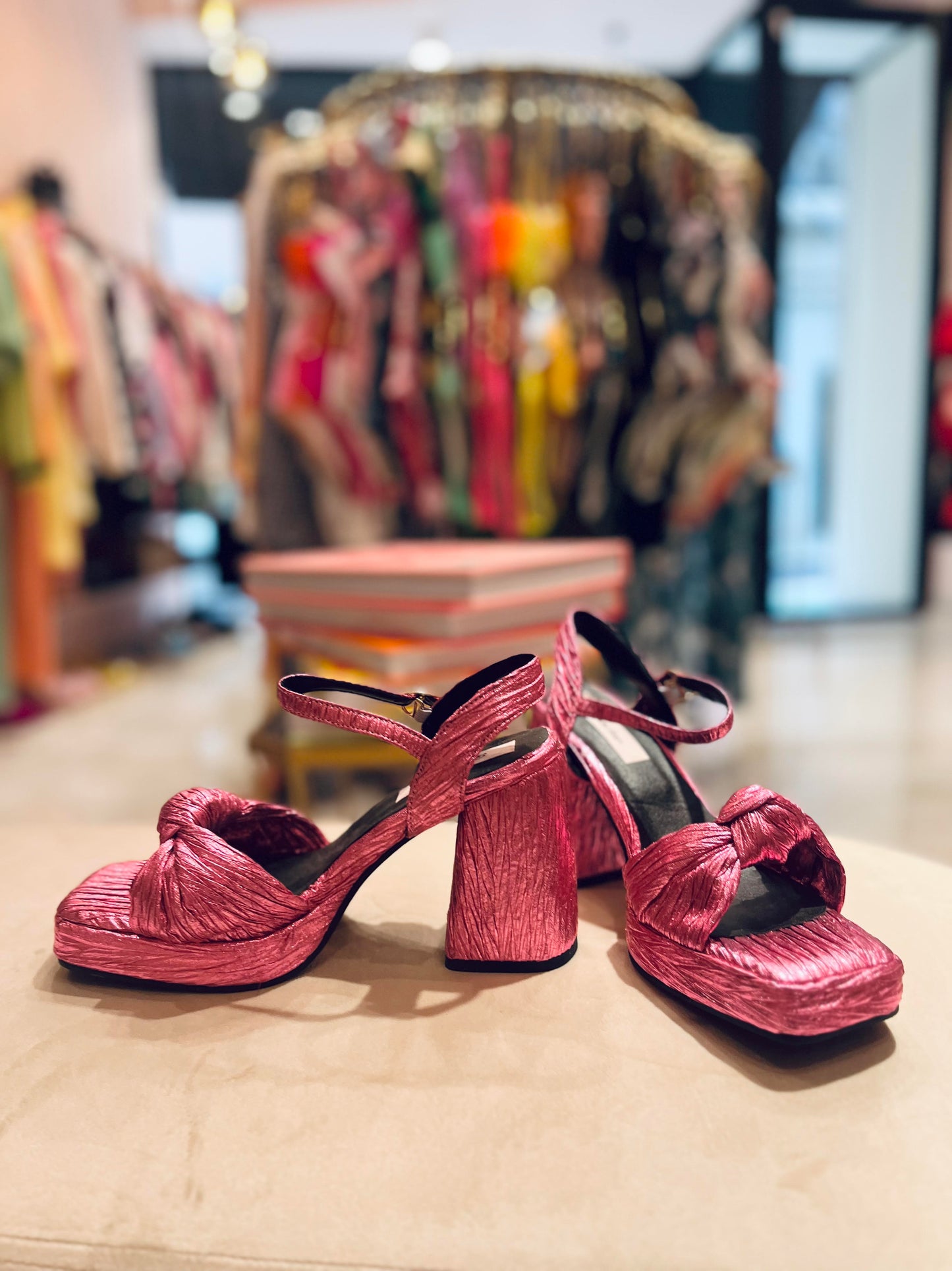 METALLIC PINK TWISTED BOW SANDALS