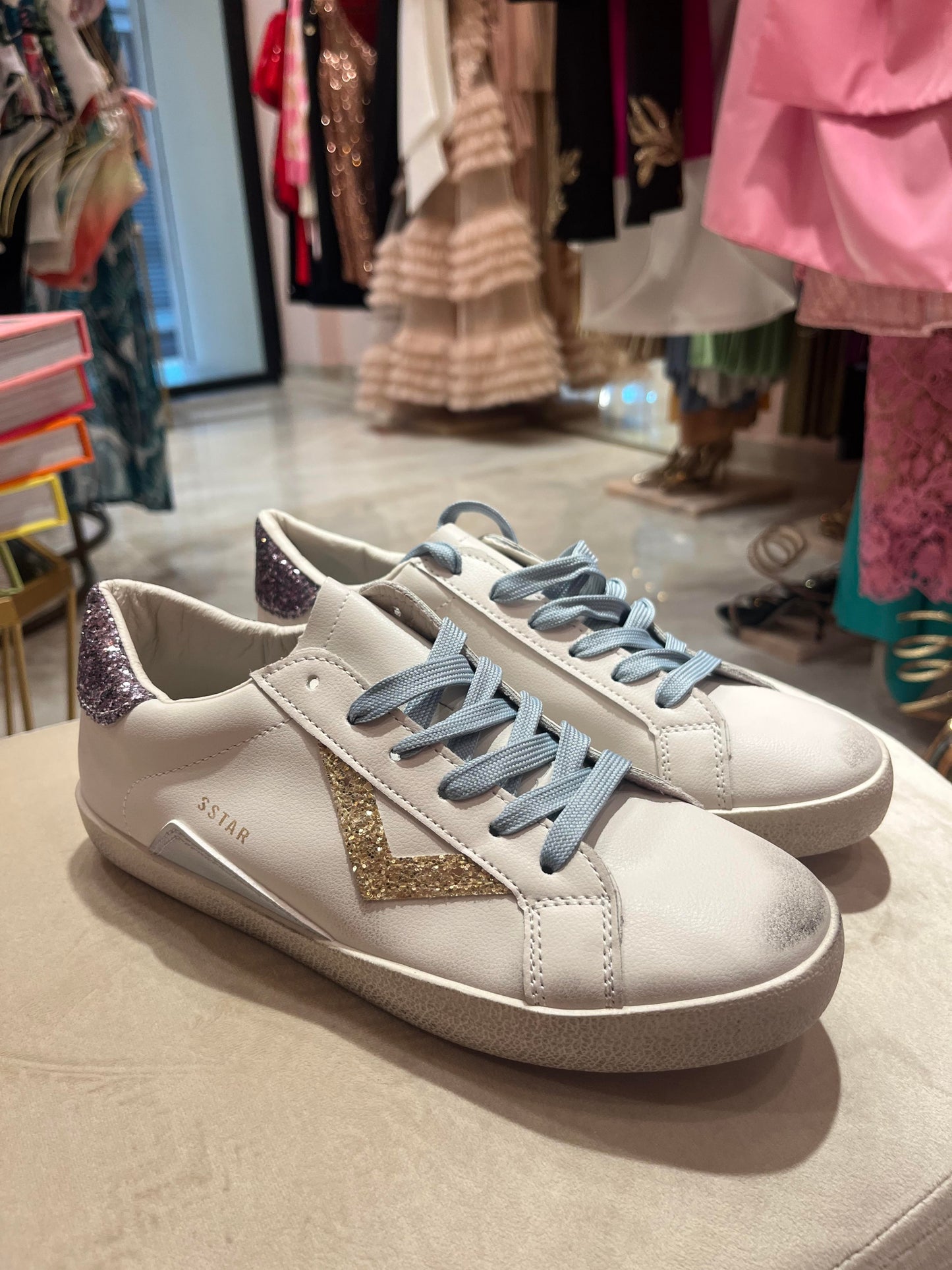 WHITE SNEAKERS WITH BLUE LACING AND GLITTERS DETAIL