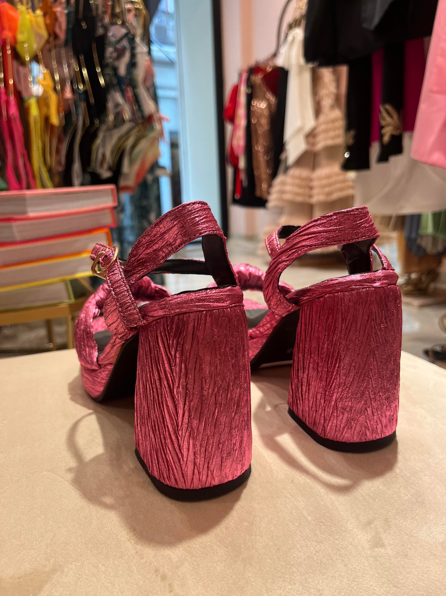 METALLIC PINK TWISTED BOW SANDALS
