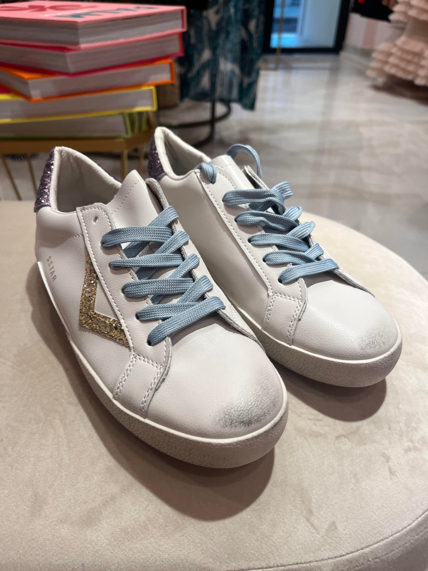 WHITE SNEAKERS WITH BLUE LACING AND GLITTERS DETAIL