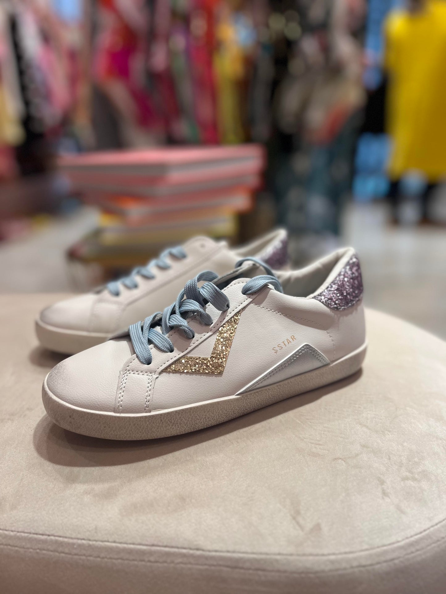 WHITE SNEAKERS WITH BLUE LACING AND GLITTERS DETAIL