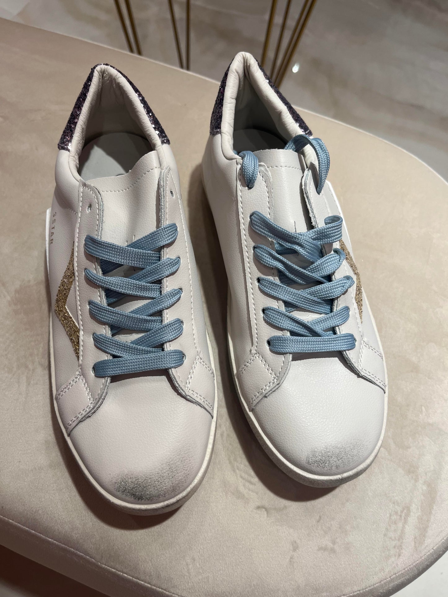 WHITE SNEAKERS WITH BLUE LACING AND GLITTERS DETAIL